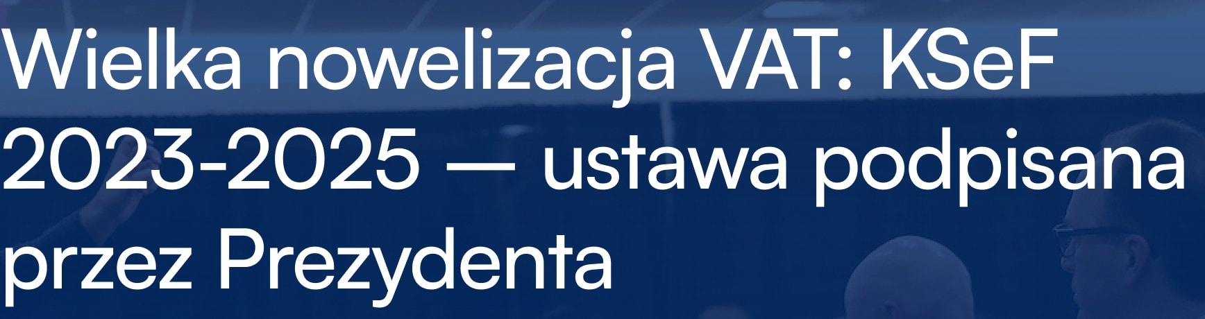 Tytuł szkolenia złożony krojem Satoshi na granatowym tle